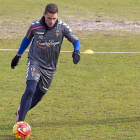 Óscar golpea el balón durante el entrenamiento del martes en los Anexos.-Pablo Requejo