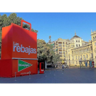 La bolsa gigante de las rebajas instalada en la plaza Zorrilla.-E.M.