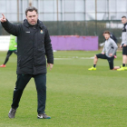 Sergio hace una indicación durante un entrenamiento de esta semana con Keko, rodilla en tierra, y Guardiola al fondo.-J.M. LOSTAU