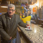 Leandro Santana, residente en Alaejos (Valladolid), participa en el proyecto “ConVive”, para acompañar en Navidad a personas mayores solas.-ICAL