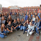 Jugadoras, técnicos y directivos de Autoconsa, Parquesol, Fabio Nelli y Real Sociedad Hípica posan junto a Puente y Bustos en el Ayuntamiento.-EM