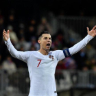 Cristiano Ronaldo protesta durante el partido.-AFP / JOHN THYS