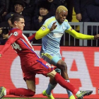 El central Giménez corta ante Kabananga en el partido disputado en el Astana Arena.-STANISLAS FILIPPOV / AFP