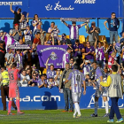 Los jugadores del Valladolid agradecen el apoyo a los aficionados que viajaron a Alcorcón.-ARABA PRESS