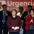 La presidenta chilena, Michelle Bachelet, centro, a su salida de una clínica, el lunes, tras visitar a tres de las personas heridas en el atentado de Santiago de Chile.-Foto: EFE / SEBASTIÁN SILVA