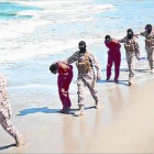 Imagen del vídeo del EI con yihadistas encapuchados conduciendo a sus víctimas por una playa de Libia.-Foto: AP