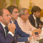 eunión de Hoteles de Valladolid con el presidente, Francisco de Frutos, (izda.), y el presidente de Federaciones Deportivas, Gerardo García (segundo dcha.)-P. Requejo