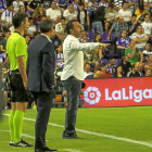 Sergio da órdenes, con Valverde de espaldas, en el Real Valladolid-Barcelona.-M.Á.S.
