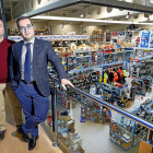 Ignacio Gómez Salamanca y su hermano Javier muestran las instalaciones que Comercial Ulsa tiene en el Polígono de San Cristóbal, en Valladolid.-J. M. LOSTAU