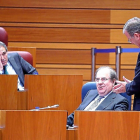 Juan José Sanz Vitorio observa a Juan Vicente Herrera y Antonio Silván, en un momento del pleno.-ICAL