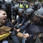1-O: cargas policiales. La actuación de la policía dejó más de mil heridos en la jornada en la que se celebró el referéndum unilateral.-JORDI COTRINA