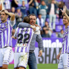 El entrenador Sergio se abraza a Nacho mientras Olivas (izquierda) y Plano saludan a la afición tras la victoria.-J.M. LOSTAU