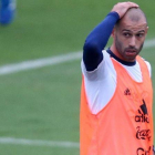 Mascherano en el entrenamiento previo al Argentina-Perú de este jueves-EFE / ERNESTO ARIAS