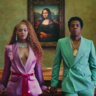 Beyoncé y Jay-Z, en el inicio del videoclip de Apeshit, frente a la Mona Lisa.-YOUTUBE