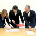 Pablo Fernández (Podemos), José Sarrión (IU) y Luis Fuentes (Ciudadanos) firman la solicitud de la comisión.-ICAL