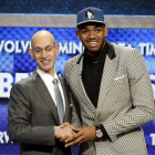 Karl-Anthony Towns, felicitado por Adam Silver tras ser elegido número uno del 'draft' por Timberwolves.-Foto: EFE / JASON SZENES