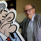 Francisco Ibáñez, este martes en Madrid, junto al protagonista de su nuevo ‘mortadelo’, el tesorero del Partido Papilar, sospechosamente parecido a Bárcenas.-Foto: AGUSTÍN CATALÁN