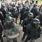 Un grupo de antidisturbios durante el referéndum del 1-O en Mora la Nova.-JOAN REVILLAS