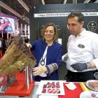 Milagros Marcos durante su visita a uno de los stands de Alimentaria.-ICAL