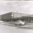 Vista exterior del polideportivo Huerta del Rey en la calle Joaquín Velasco Martín, en los años 80 del siglo XX. Se puede observar un Seat 600 aparcado en la entrada.- ARCHIVO MUNICIPAL DE VALLADOLID
