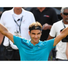 Roger Federer celebra su victoria en Stuttgart.-/ THOMAS KIENZLE (AFP)