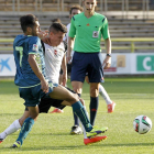 Anuar intenta arrebatar el balón a José Fran-Santi Otero