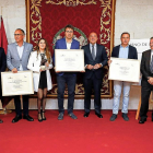Foto de familia de los premiados junto al alcalde de Peñafiel, el presidente de la Diputación y el presidente de los sumilleres, ayer en el Museo del Vino.-EL MUNDO