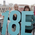 Santiago Campos y Margarita García muestran la fecha de la asamblea-J.M.Lostau