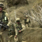Soldados estadounidenses patrullan en el valle del río Baghran, en Afganistán, en febrero del 2003.-AARON FAVILA (AP)