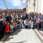 La representación de El Salvador que acudió a la recepción del Ayuntamiento, junto a la corporación municipal en el balcón del Consistorio.-J. M. LOSTAU