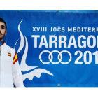 AlbertoGaitero posa con su medalla de plata sobre el mural con el logo de Tarragona 2018.-EL MUNDO