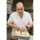 Lázaro Sanabria coloca unas garrapiñadas sobre un helado. A la d., helados de ron con pasas, sorbete de manzana verde y tarta Tatin.-M.T.