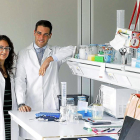 Isabel Martín y Rodrigo Rubia en las instalaciones de la empresa Nutri Genetics en las instalaciones del Parque Tecnológico de Boecillo.-PABLO REQUEJO