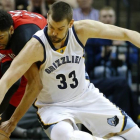 Marc Gasol (Grizzlies) disputando el balón con Anthony Davis (Pelicans)-MIKE BROWN
