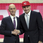 Adam Silver, el comisionado de la NBA, a la izquierda de la imagen, saluda a Luka Doncic-KEVIN HAGEN (AP)