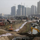 Equipos de rescate trabajan para construir una barrera que impida una agravante contaminación del agua, este lunes.-Foto: AFP / TIANJIN