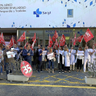 Los sanitarios se manifiestan a las puertas del Clínico de Valladolid para exigir la aplicación de la jornada de 35 horas.-EL MUNDO