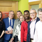 Raquel Ibáñez, Atilano Ingelmo y Pablo Calleja, de Club Emprende, con Aurora Corona, directora de Adsis; el joven cocinero Bouba; Carlos Burgos, presidente de esta asociación empresarial y Santos Apunero, de Adsis, en la sede de la ONG, en Valladolid-R.I.