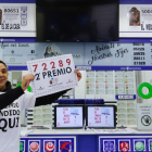 El lotero que ha vendido el segundo premio de la lotería del niño administración de la calle Santiago de Valladolid. PHOTOGENIC