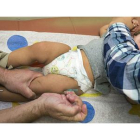 Un pediatra vacuna a un niño contra el sarampión, el pasado enero en Northridge (California).-AP / DAMIAN DOVARGANES