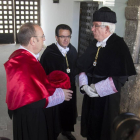 El rector de la Universidad de Burgos, Alfonso Murillo; El consejero de Educación, Fernando Rey (I); Y el rector de la Universidad de León, José Ángel Hermida Alonso (D), charlan antes de comenzar el acto-ICAL