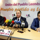 El candidato de UPL a la Alcaldía de León, Eduardo López Sendino (C); el candidato a las Cortes, Luis Mariano Santos (D) y el candidato en San Andrés del Rabanedo, Julio Rivo (I)-Ical