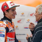 El italiano Giacomo Agostini, récord de títulos (15), ha visitado hoy, en Phillip Island, al octocampeón Marc Márquez.-ALEJANDRO CERESUELA