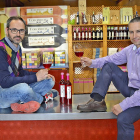 Germán Medrano y Javier Maestro, en el despacho de venta de vino de la bodega cooperativa, con su rosado Torondos.-ARGICOMUNICACIÓN