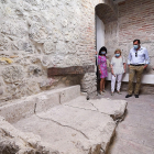 Redondo y Puente atienden a las explicaciones de la muestra ‘Arqueología en Valladolid’. E. M.