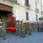 Miembros del Ejército sacando el paso del Cristo de la Misión del Palacio Real.
