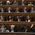 La bancada del PP aplaude a Mariano Rajoy tras su réplica al portavoz del PSOE, Antonio Hernando.-EFE / JUAN CARLOS HIDALGO