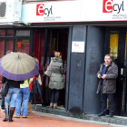 Varias personas hacen cola ante las oficinas del ECyL en Ponferrada (León)-ICAL