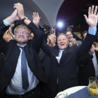El líder del ultraderechista AfD, Joerg Meuthen (izquierda), y su candidato en Berlín, Georg Pazderski, celebran los resultados.-MICHAEL KAPPELER / EFE