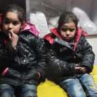 Dos niñas sirias evacuadas de Guta, en las afueras de Damasco.-HAMZA AL-AJWEH / AFP